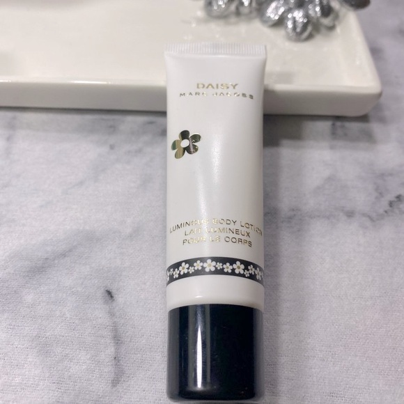 Marc Jacobs Daisy Luminous Body Lotion, Floral, NEW - 1.0 oz. 30 ml. - Picture 4 of 10